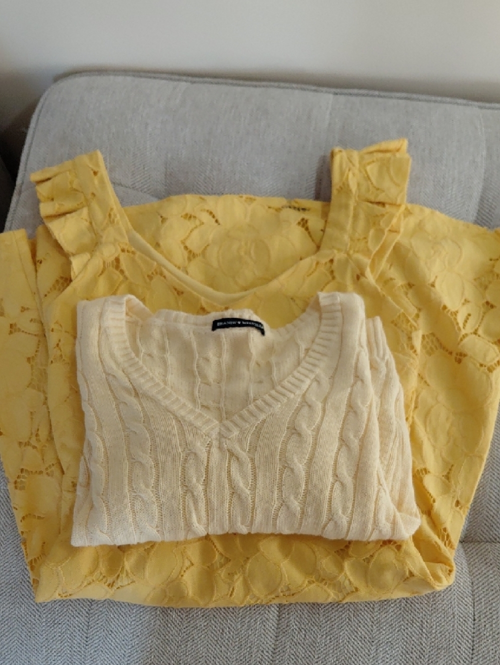 🔴 2 for $20 - 3 for $25 - Brandy Melville Pale Cream Cable V-Neck Sweater - Picture 5 of 6